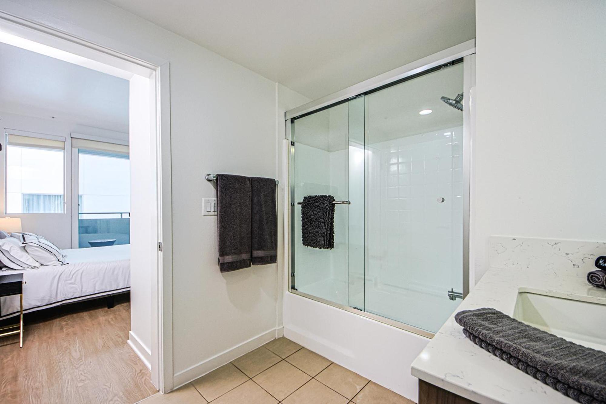 The Carlton- Modern-Luxury 2 Master Suites In Hrt Of Sm Steps To Ocean Ave 로스앤젤레스 외부 사진