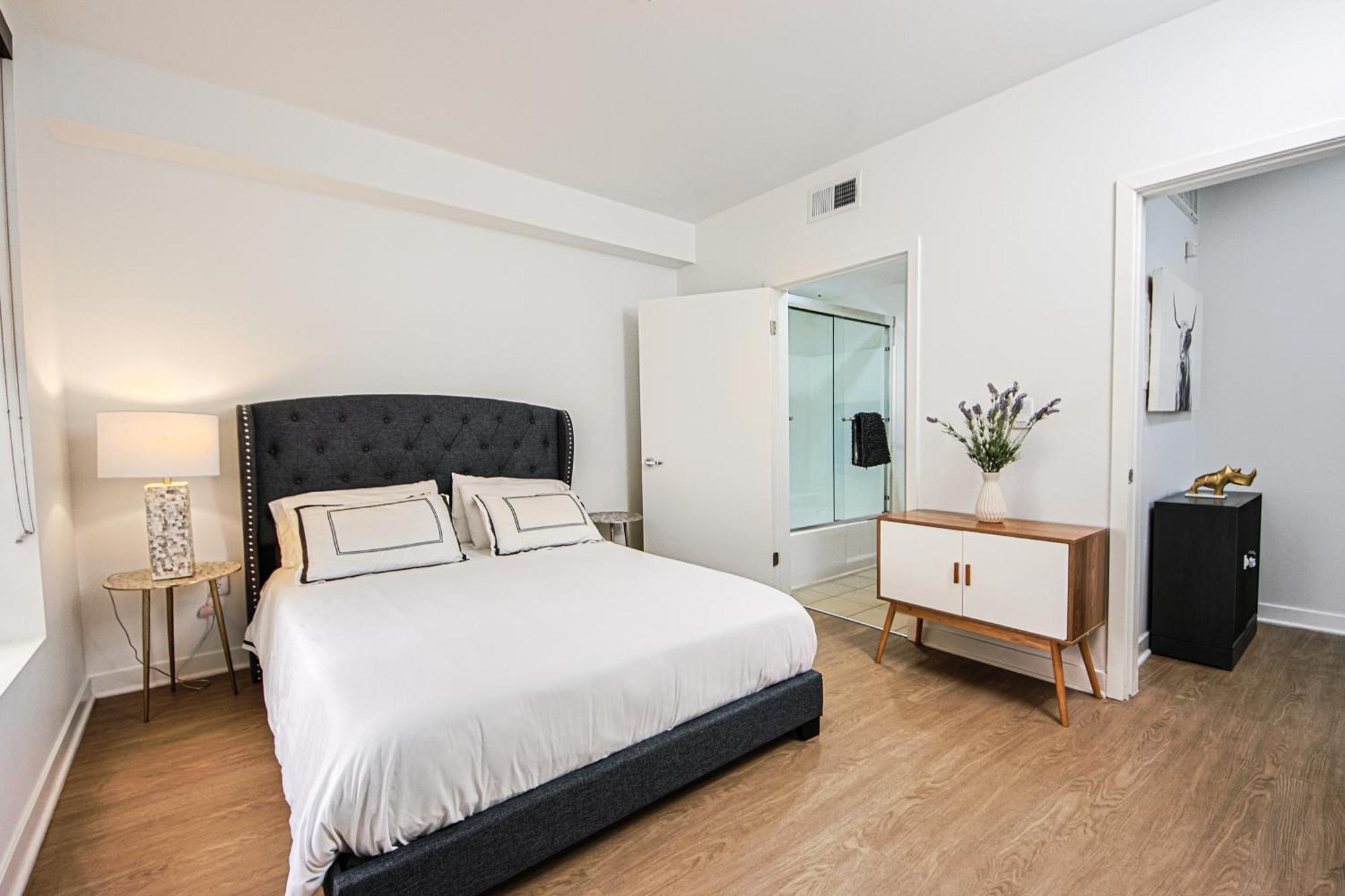 The Carlton- Modern-Luxury 2 Master Suites In Hrt Of Sm Steps To Ocean Ave 로스앤젤레스 외부 사진